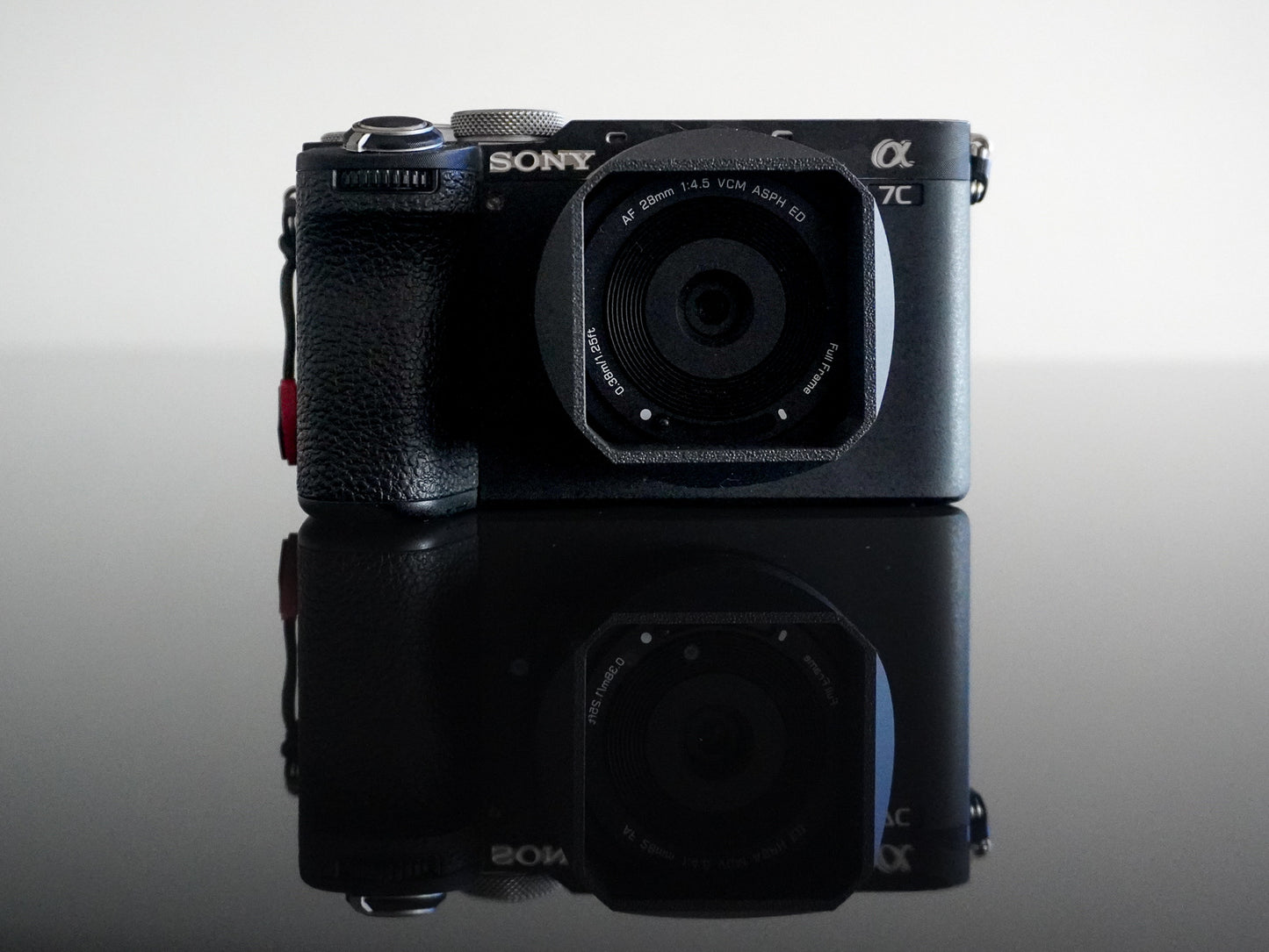 Viltrox AF 28mm Full Frame Chip Lens - Lens Hood