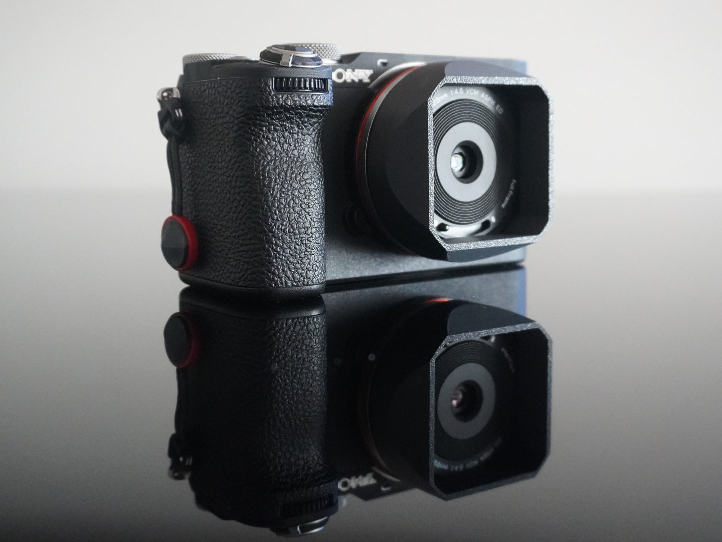 Viltrox AF 28mm Full Frame Chip Lens - Lens Hood